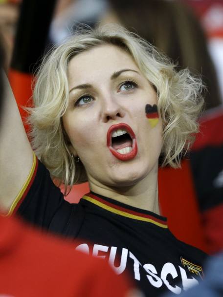 Una tifosa tedesca canta l&#39;inno. LaPresse